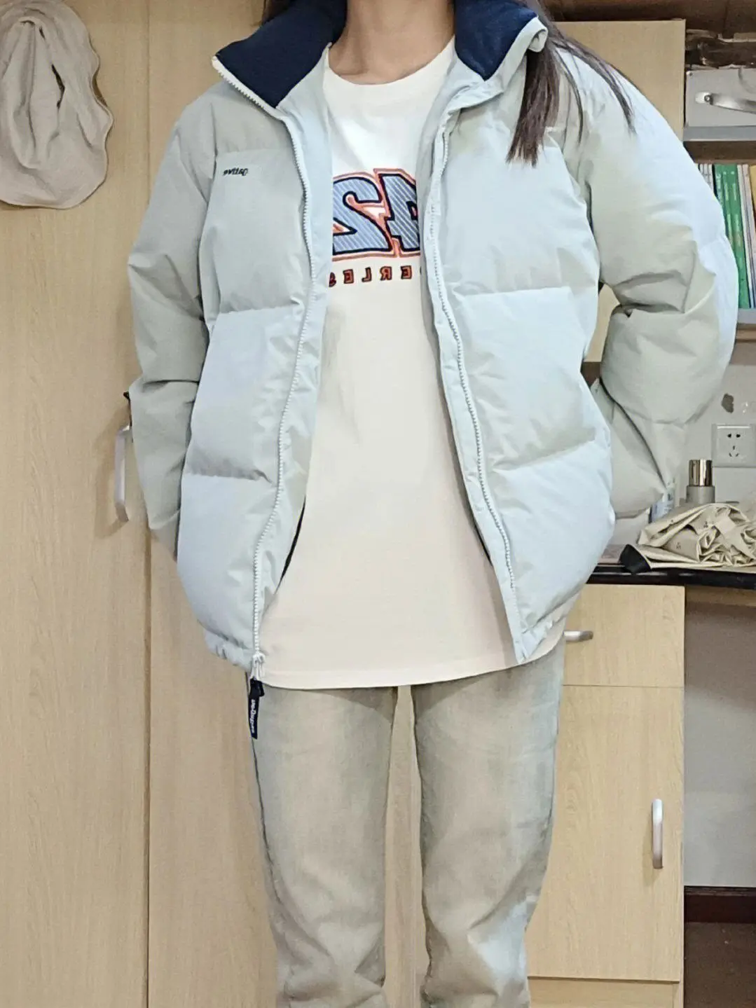 Легкие женские короткие парки-пуховики для повседневной носки, офиса и поездок на работу: элегантный, простой, современный дизайн, приталенный крой, красивые.
Легкие женские короткие парки-пуховики для повседневной носки, офиса и поездок на работу: элегантный, простой, современный дизайн, приталенный крой, красивые.