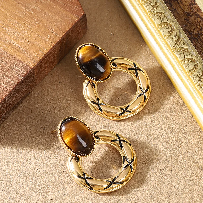 Fashionable and exquisite tiger eye stone hoop earrings for women, niche personality design, high-end commuting earrings
Fashionable and exquisite tiger eye stone hoop earrings for women, niche personality design, high-end commuting earrings