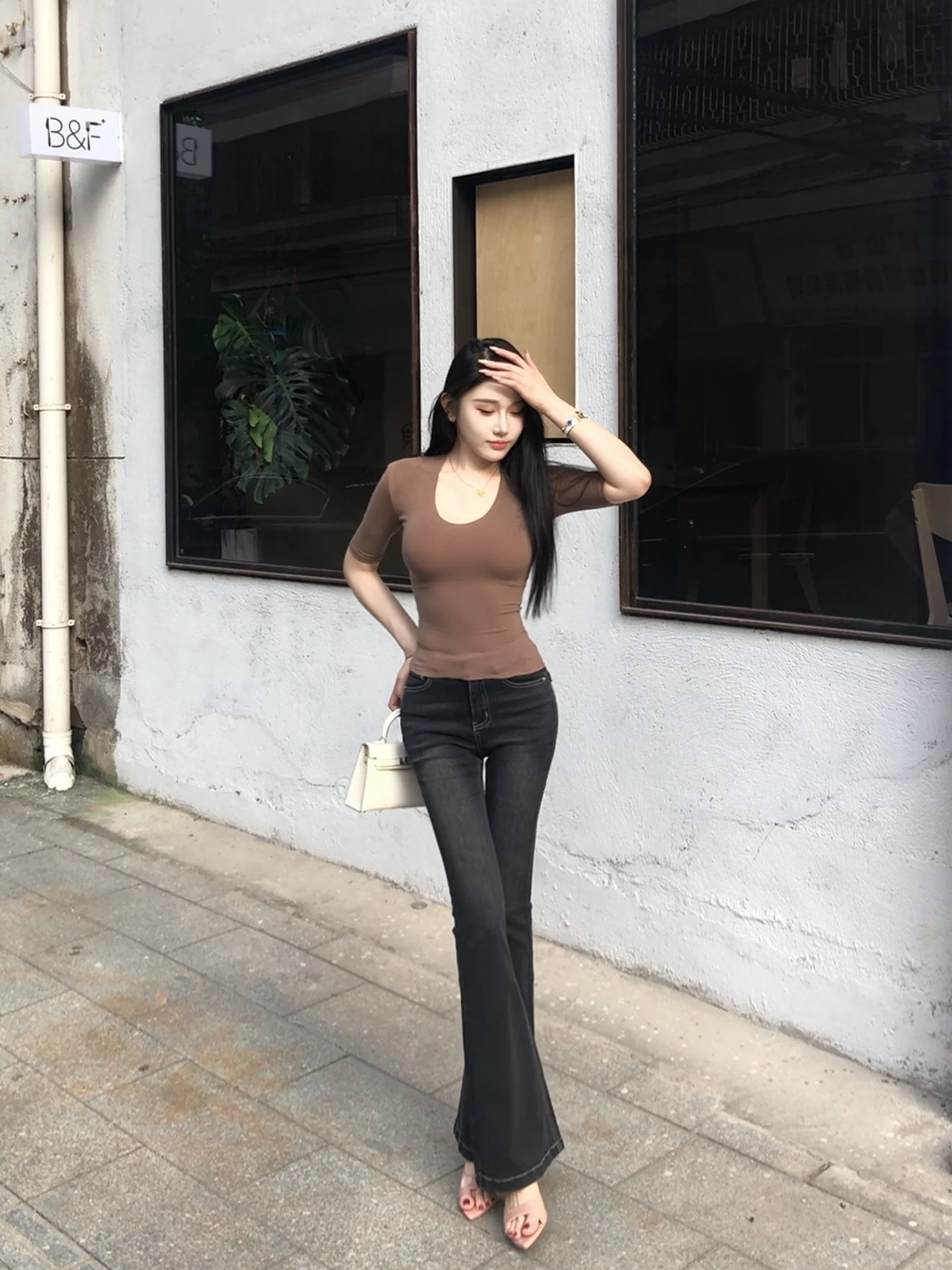 Женские джинсы с высокой талией, облегающие, слегка расклешенные, с двойными карманами, осенне-зимние, новые, в корейском стиле, длинные брюки Sle Xiyer
Женские джинсы с высокой талией, облегающие, слегка расклешенные, с двойными карманами, осенне-зимние, новые, в корейском стиле, длинные брюки Sle Xiyer