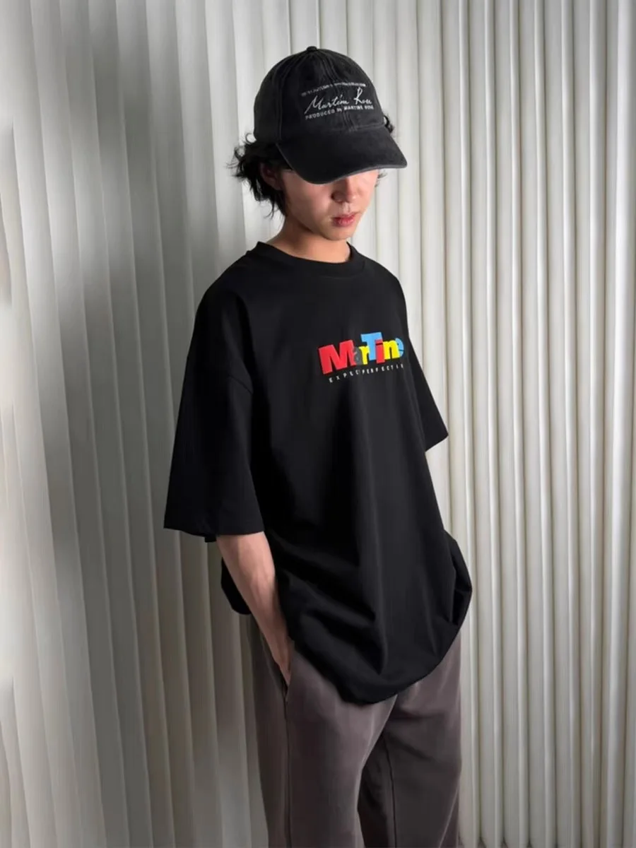 Loose Casual T-shirt Martine Rose 26SS Letter Slogan Print Short Sleeve Unisex Cotton round Neck Casual Style
Loose Casual T-shirt Martine Rose 26SS Letter Slogan Print Short Sleeve Unisex Cotton round Neck Casual Style