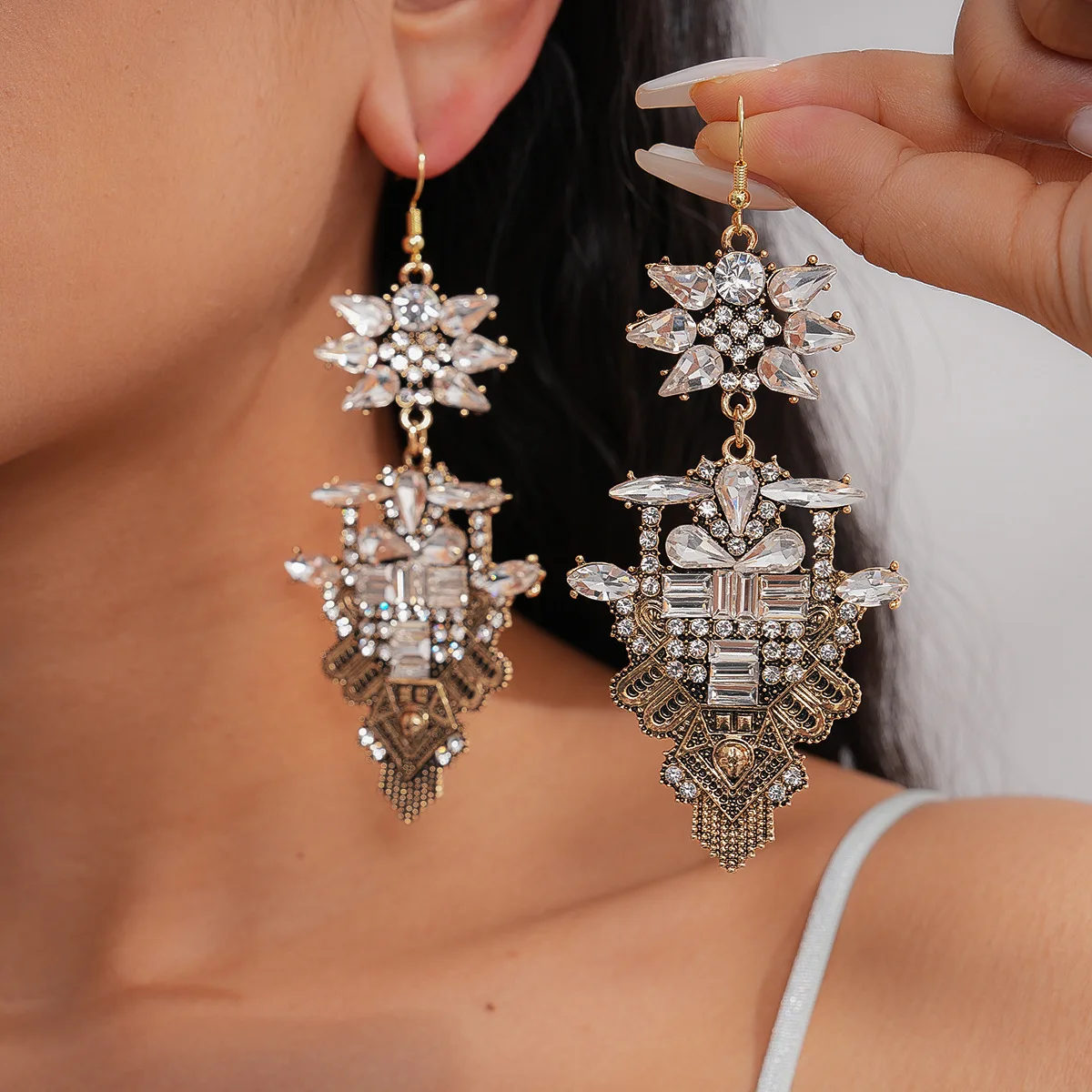 Retro Flower Rhinestones Dangle Earrings for Women Palace Style Exaggerated Geometric Long Tassel Drop Earrings Party Jewelry
Retro Flower Rhinestones Dangle Earrings for Women Palace Style Exaggerated Geometric Long Tassel Drop Earrings Party Jewelry