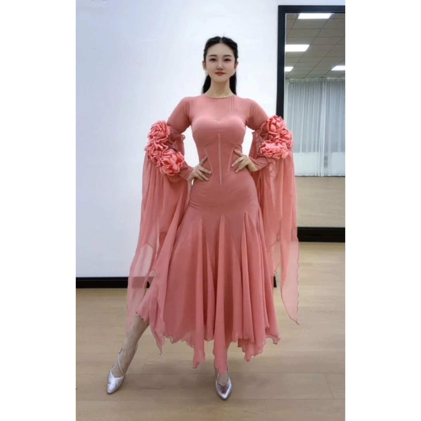 Waltz Ballroom Dance Clothing Women Floating Mesh Long Sleeves Long Dress Club Prom Practice Dress Performance Dress BL18386
Waltz Ballroom Dance Clothing Women Floating Mesh Long Sleeves Long Dress Club Prom Practice Dress Performance Dress BL18386