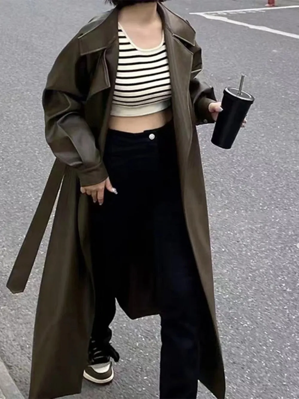 Осень-зима 2024, кожаная длинная женская куртка, уличная мода, женские куртки с отложным воротником, свободные пальто из искусственной кожи с длинными рукавами и поясом
Осень-зима 2024, кожаная длинная женская куртка, уличная мода, женские куртки с отложным воротником, свободные пальто из искусственной кожи с длинными рукавами и поясом