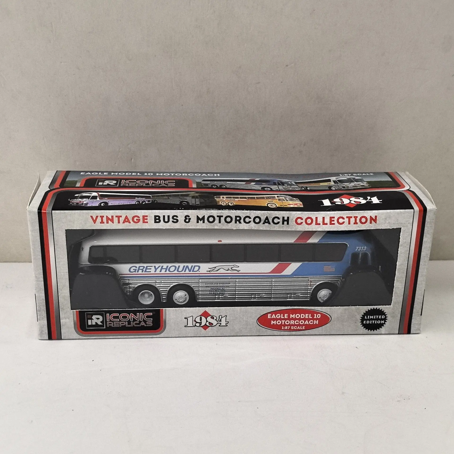 Модель автобуса Greyhound Silver Eagle HO EAGLE 10, масштаб 1/87, литая, с поврежденным зеркалом заднего вида
Модель автобуса Greyhound Silver Eagle HO EAGLE 10, масштаб 1/87, литая, с поврежденным зеркалом заднего вида