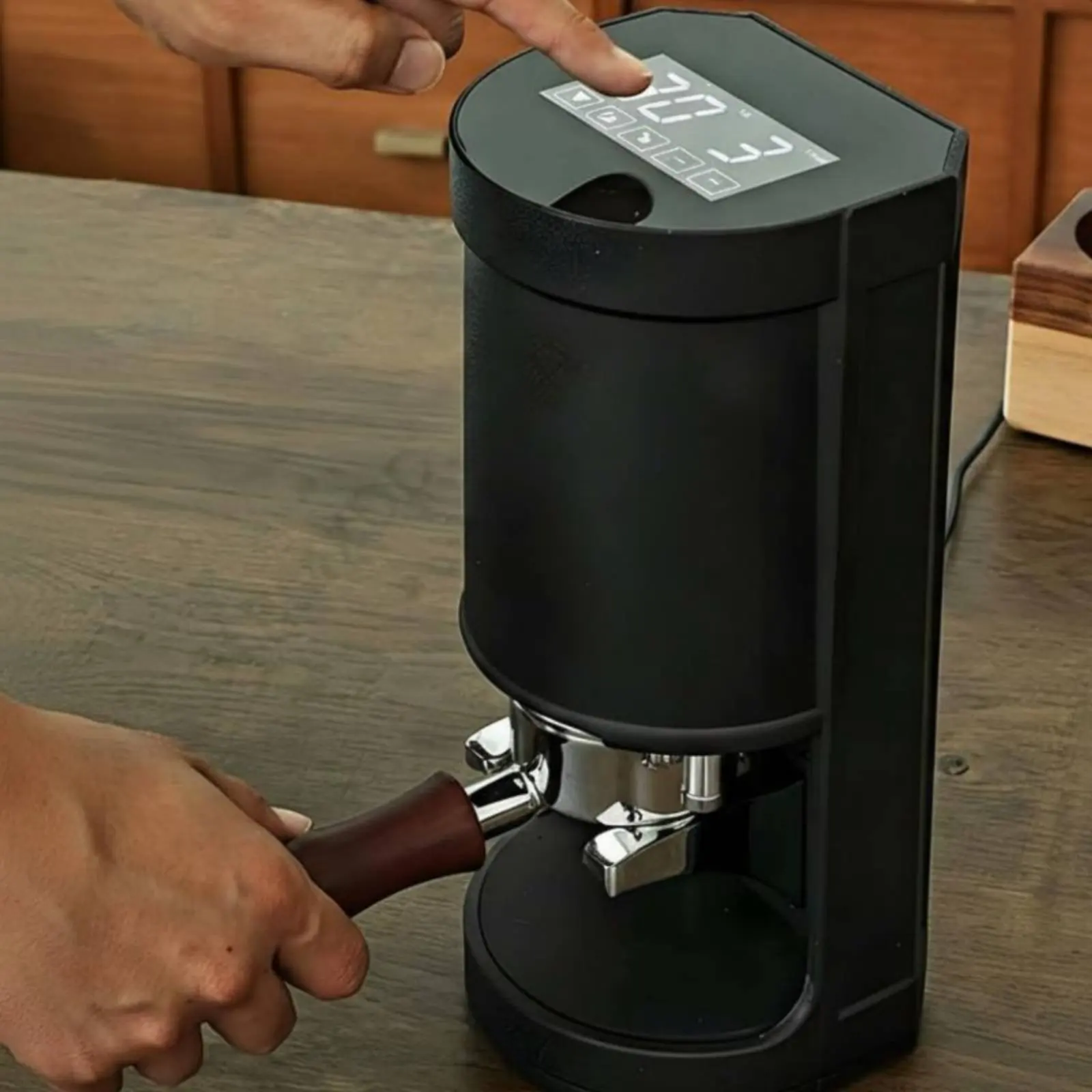 Electric Espresso Tamper Easy to Use Automatic Coffee Tamper Automatic Espresso Press Hands Hands-off Operation for Baristas
Electric Espresso Tamper Easy to Use Automatic Coffee Tamper Automatic Espresso Press Hands Hands-off Operation for Baristas