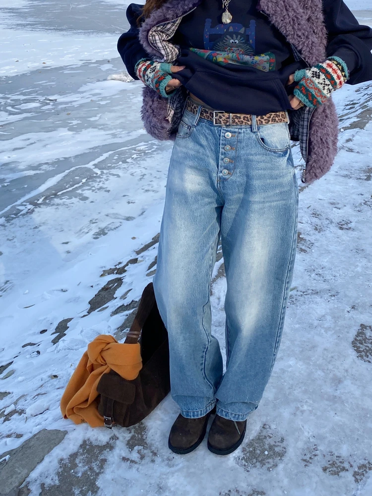 Новые женские джинсы ручной работы из светло-голубого выцветшего хлопка, повседневные, зимние, модные, облегающие, длинные брюки с пуговицами на поясе
Новые женские джинсы ручной работы из светло-голубого выцветшего хлопка, повседневные, зимние, модные, облегающие, длинные брюки с пуговицами на поясе