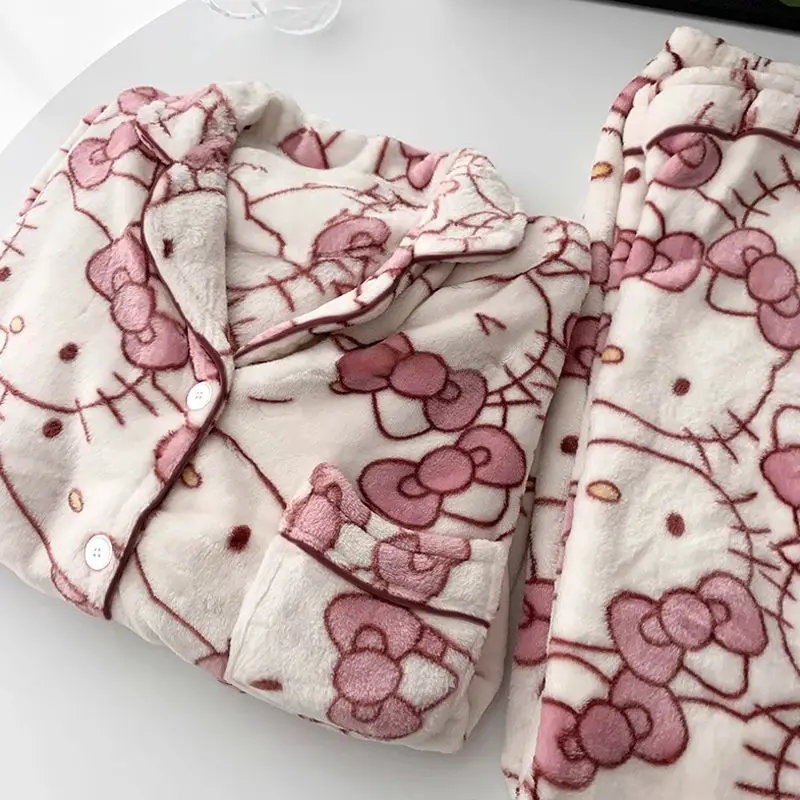 Sanrio Hello Kitty женские пижамные комплекты Cuteore мультфильм зимняя теплая одежда для сна брюки с длинными рукавами ночная рубашка фланелевая домашняя одежда
Sanrio Hello Kitty женские пижамные комплекты Cuteore мультфильм зимняя теплая одежда для сна брюки с длинными рукавами ночная рубашка фланелевая домашняя одежда