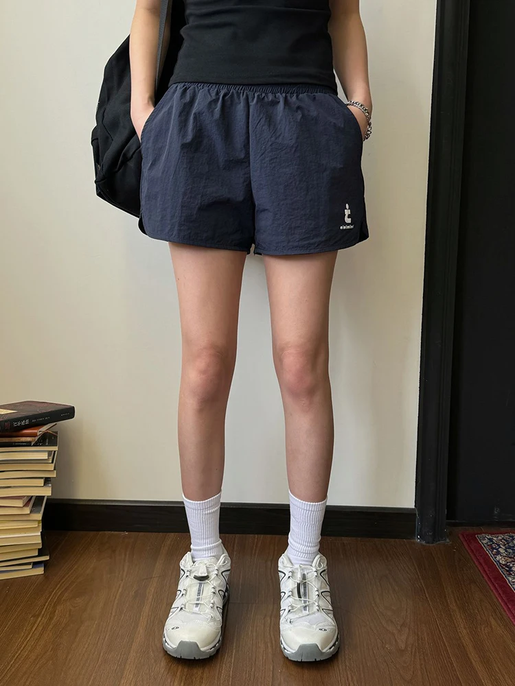 Американские шорты для бега, женские летние повседневные свободные спортивные шорты с высокой талией, модные быстросохнущие универсальные широкие шорты
Американские шорты для бега, женские летние повседневные свободные спортивные шорты с высокой талией, модные быстросохнущие универсальные широкие шорты