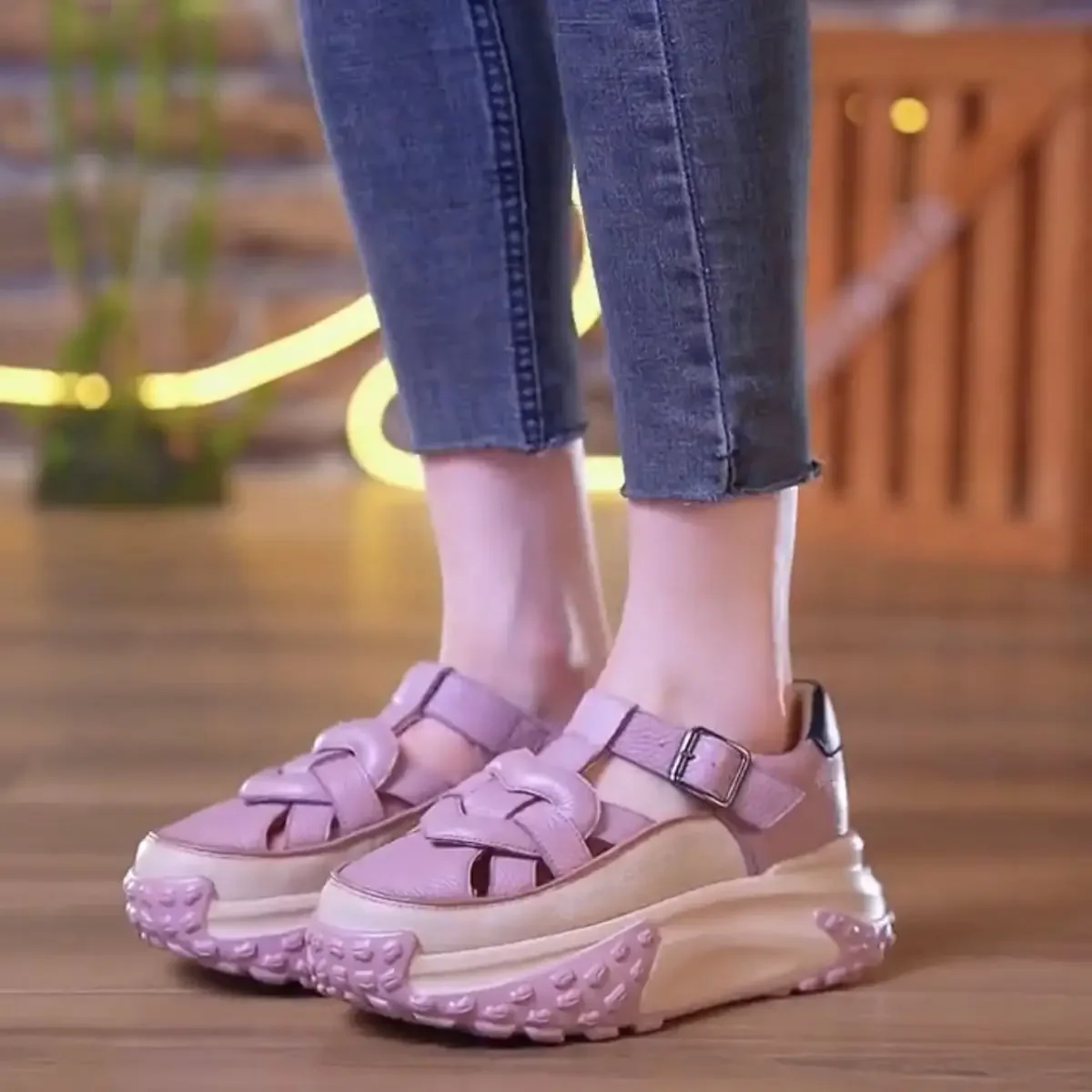 Spring and Summer Breathable Casual Shoes New Hollow Sandals Women's Thick Soles Deodorant Shoes
Spring and Summer Breathable Casual Shoes New Hollow Sandals Women's Thick Soles Deodorant Shoes