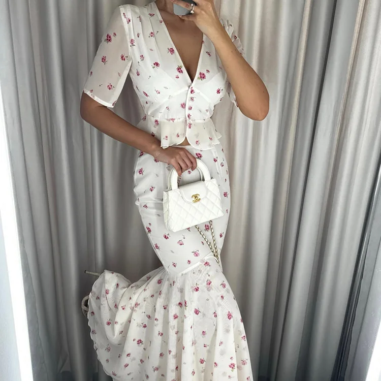 White Rose Floral 2 Piece Set Women V Neck Crop Top Mermaid Maxi Skirt Outfits Elegant Coquette Cottagecore Summer Beach Set
White Rose Floral 2 Piece Set Women V Neck Crop Top Mermaid Maxi Skirt Outfits Elegant Coquette Cottagecore Summer Beach Set