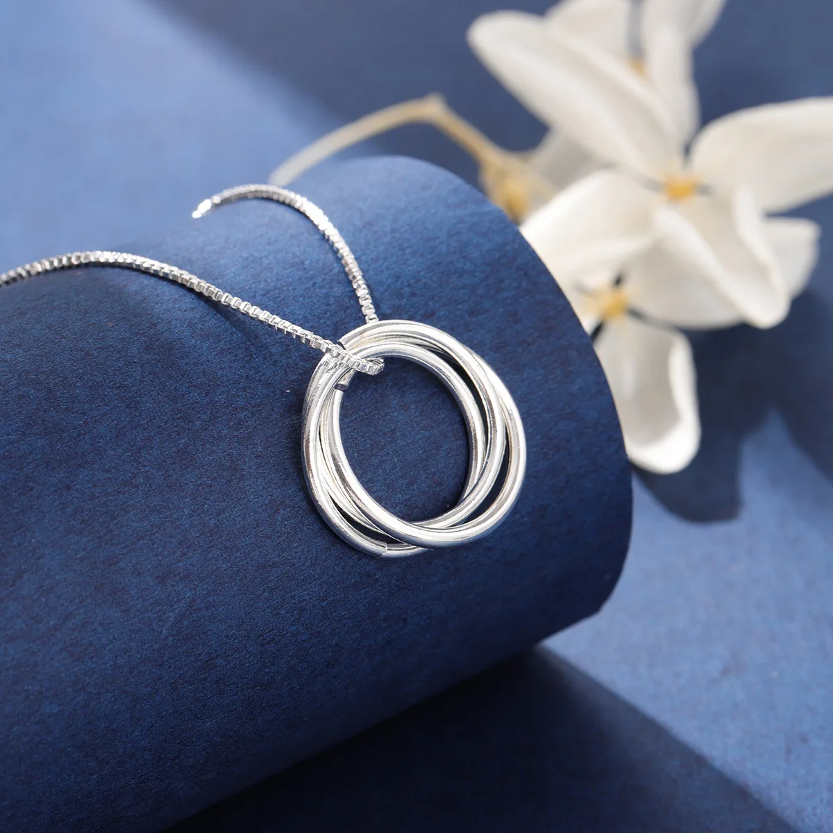 Личность, популярная мода, темперамент, ювелирные изделия из стерлингового серебра 925 пробы, трехколесная любовь, простая цепочка на ключицы, кулон, ожерелья XL129
Личность, популярная мода, темперамент, ювелирные изделия из стерлингового серебра 925 пробы, трехколесная любовь, простая цепочка на ключицы, кулон, ожерелья XL129