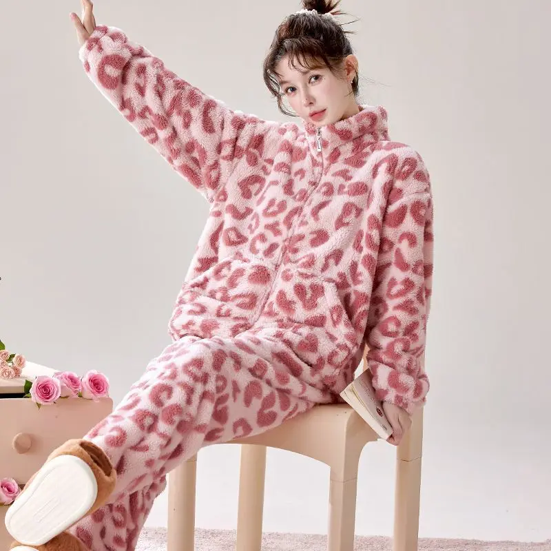 Женский пижамный комплект, осенне-зимний коралловый флис, утепленная домашняя одежда, новая носимая верхняя одежда, фланелевая одежда для сна Kawaii
Женский пижамный комплект, осенне-зимний коралловый флис, утепленная домашняя одежда, новая носимая верхняя одежда, фланелевая одежда для сна Kawaii
