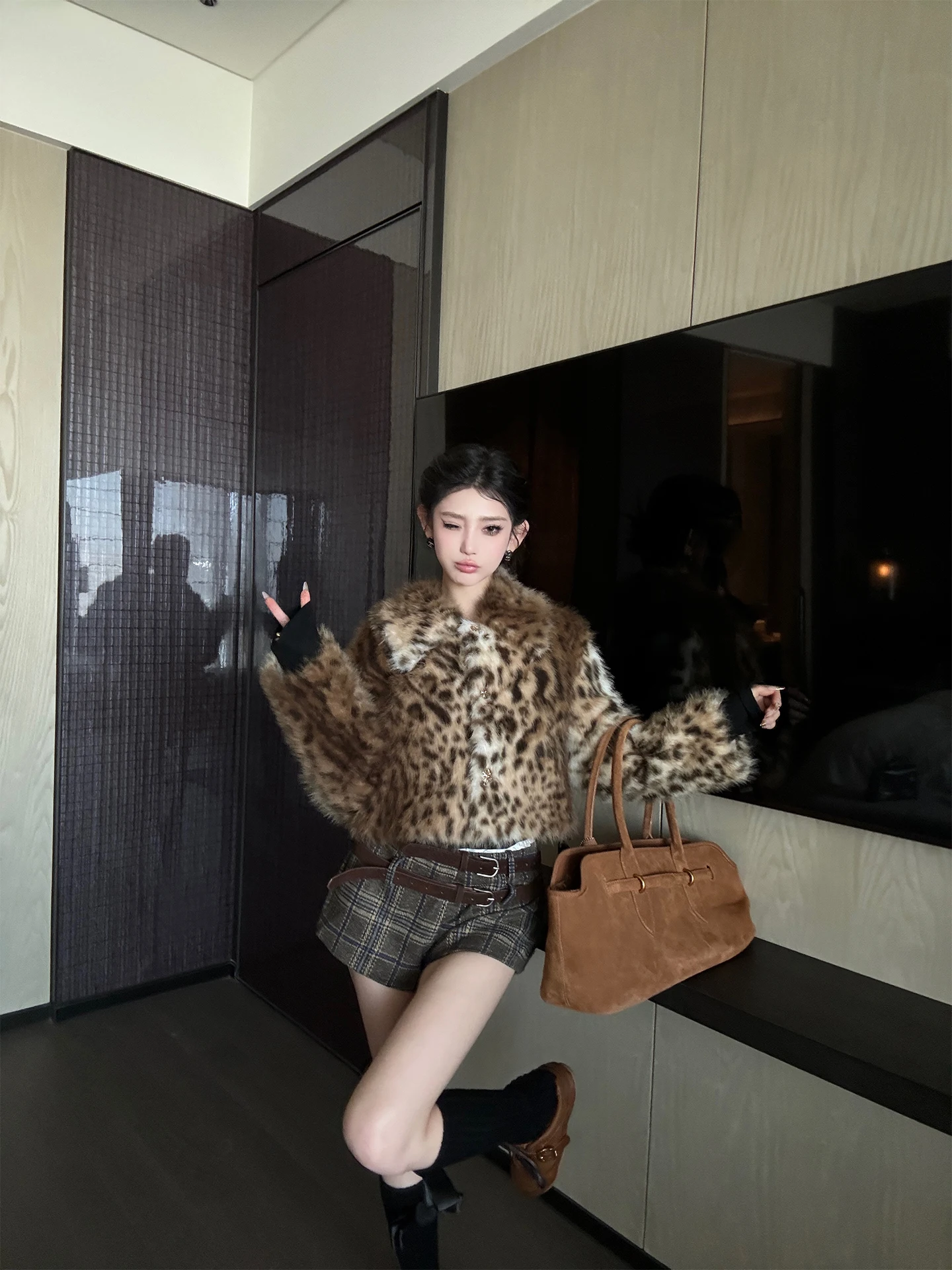 ChiclyNana Women's Thiened Fur Coat Eco-friendly Plu ort Jaet Simulated Mountain Pattern Leather And Fur Inteated
ChiclyNana Women's Thiened Fur Coat Eco-friendly Plu ort Jaet Simulated Mountain Pattern Leather And Fur Inteated