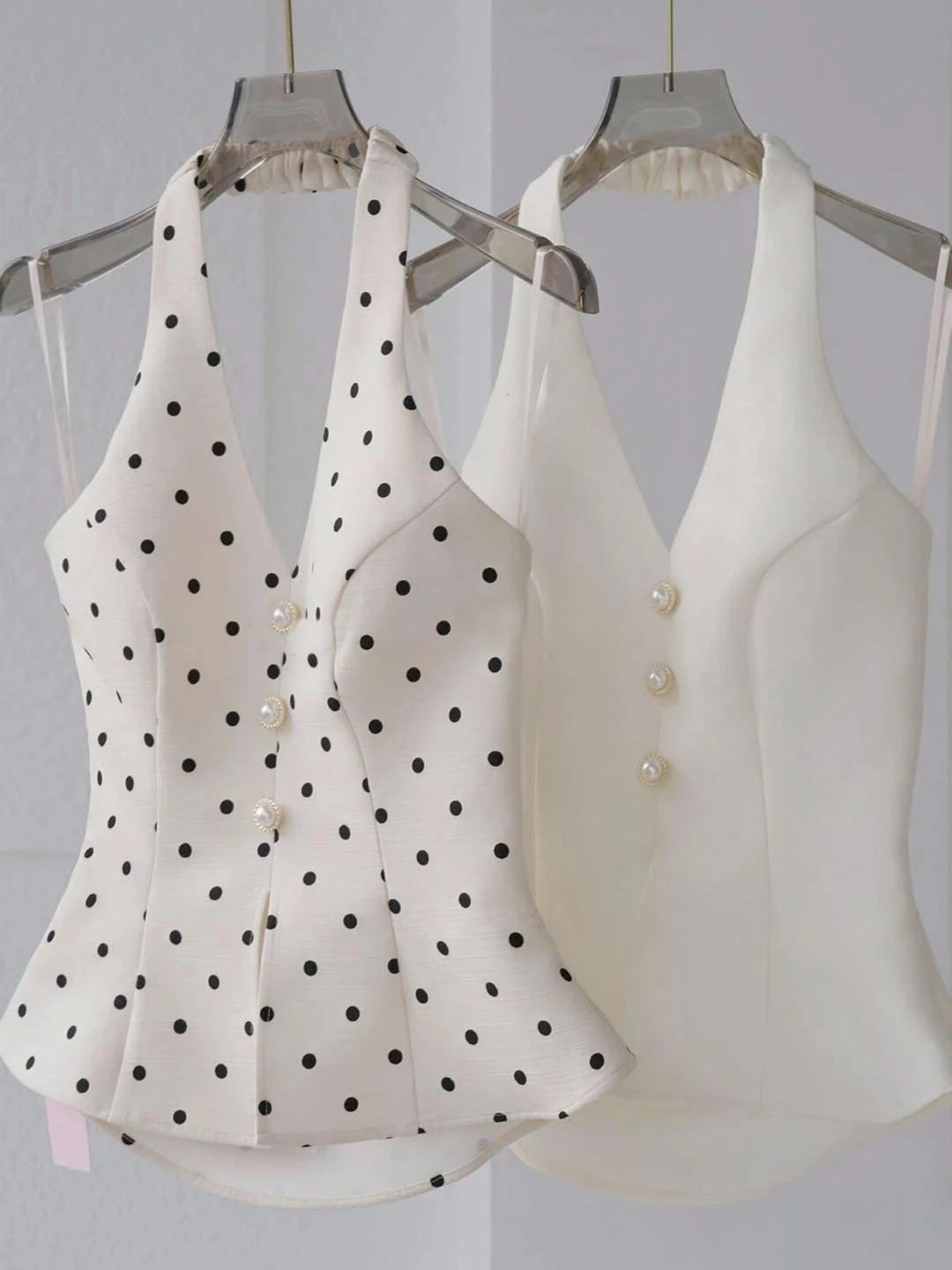 Stunning Neck Hanging Strap Vest Women's Summer 2026 New High-End Unique Beautiful Waist-Cinching Short Top French Style
Stunning Neck Hanging Strap Vest Women's Summer 2026 New High-End Unique Beautiful Waist-Cinching Short Top French Style