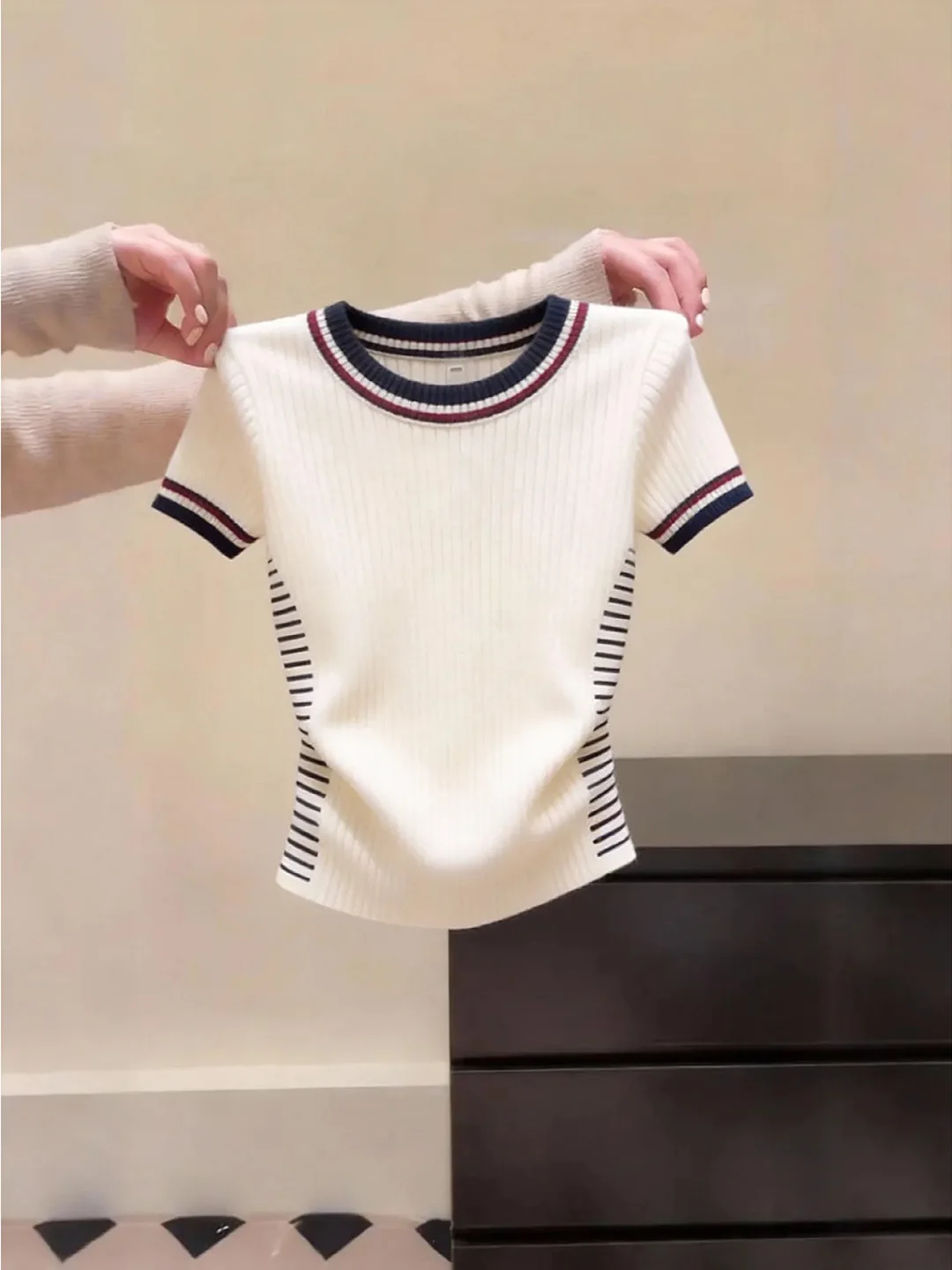 American Style Short Sleeve Ice Silk Knitted Top Women Summer Slimming round Neck Color Block Waist Cinched Cute Length
American Style Short Sleeve Ice Silk Knitted Top Women Summer Slimming round Neck Color Block Waist Cinched Cute Length