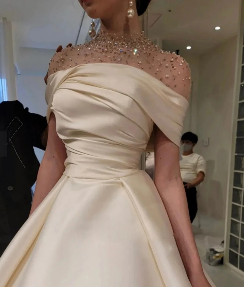 Customized Fashion Satin A-Line Crystal Pearls Evening Dress High Quality High Collar Short Sleeves Floor Length Prom Gowns
Customized Fashion Satin A-Line Crystal Pearls Evening Dress High Quality High Collar Short Sleeves Floor Length Prom Gowns