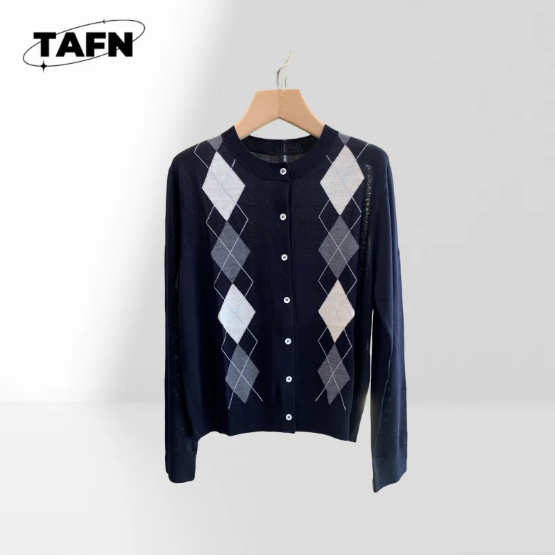 Women's Vintage Style Cashmere Cardigan – Luxurious Warmth for Casual Settings Premium Quality and Timeless Design AJ1309
Women's Vintage Style Cashmere Cardigan – Luxurious Warmth for Casual Settings Premium Quality and Timeless Design AJ1309