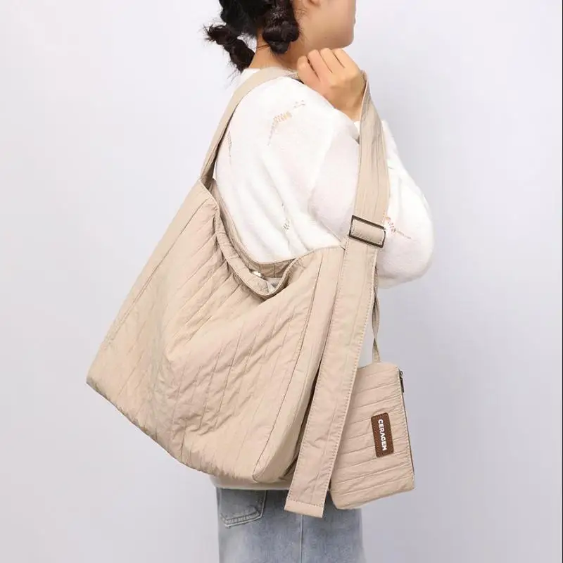 Light Luxury Fashion Large Capacity Striped Pleated Women's Bag Simple Casual Versatile Single Shoulder Diagonal Cross Bag Trend
Light Luxury Fashion Large Capacity Striped Pleated Women's Bag Simple Casual Versatile Single Shoulder Diagonal Cross Bag Trend