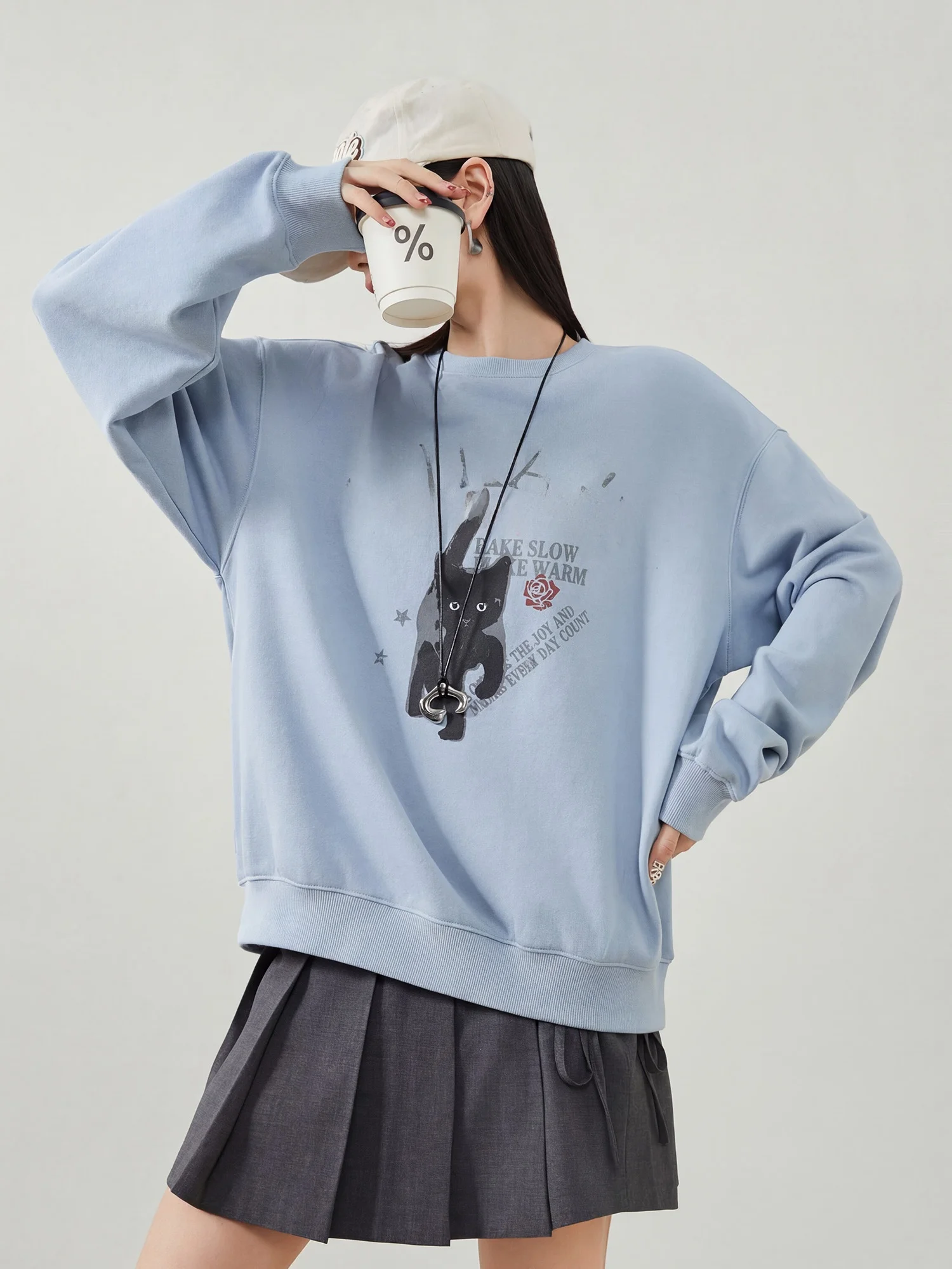 Ретро-свитшот с американским синим принтом роз, женский, свободный, повседневный, универсальный, с круглым вырезом, модный, в корейском стиле, из полиэстера.
Ретро-свитшот с американским синим принтом роз, женский, свободный, повседневный, универсальный, с круглым вырезом, модный, в корейском стиле, из полиэстера.