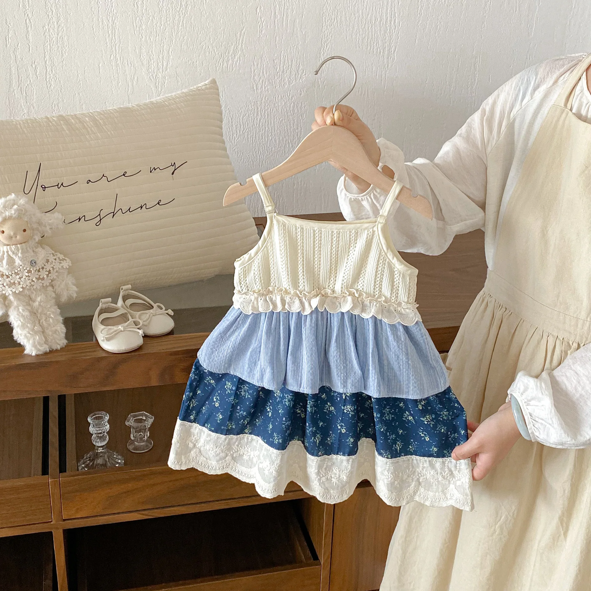 2026 Summer New Girls Sleeveless Sling Dress Children Vest Dress Cute Baby Girl Lace Splicing Floral Dress Thin Cotton Clothes
2026 Summer New Girls Sleeveless Sling Dress Children Vest Dress Cute Baby Girl Lace Splicing Floral Dress Thin Cotton Clothes