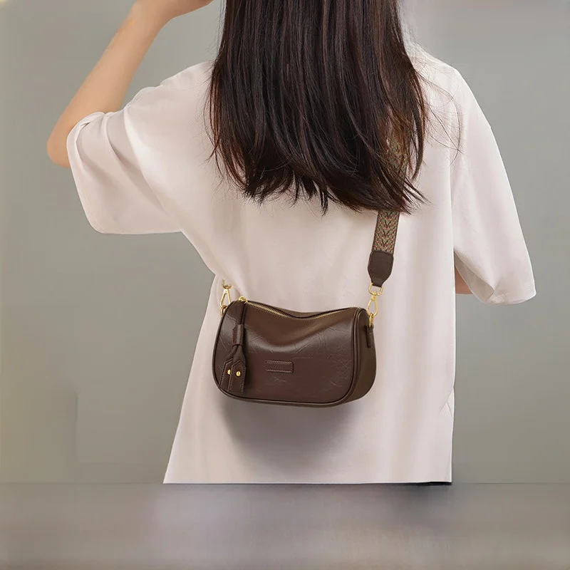 Viney 2026 New Summer Large Capaci Leather Women's Bag Faionable oulder Crossbody Pillow Bag Luxury mat Design
Viney 2026 New Summer Large Capaci Leather Women's Bag Faionable oulder Crossbody Pillow Bag Luxury mat Design