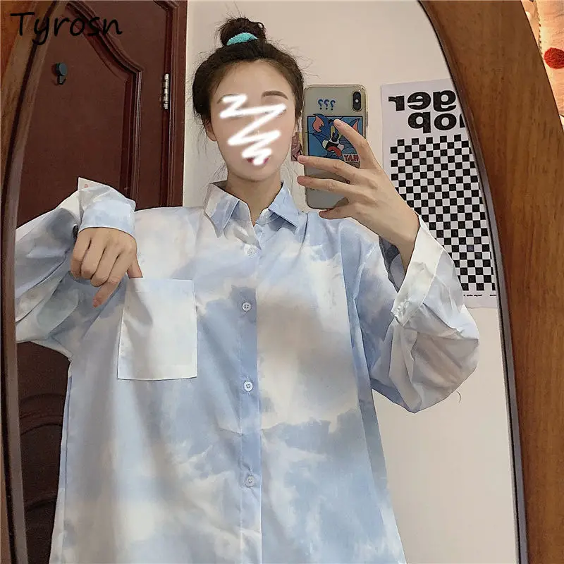 Женские рубашки Tie Dye, универсальная уличная одежда, милые милые корейские модные повседневные солнцезащитные весенние топы для девочек, шикарные, нежные, стильные
Женские рубашки Tie Dye, универсальная уличная одежда, милые милые корейские модные повседневные солнцезащитные весенние топы для девочек, шикарные, нежные, стильные