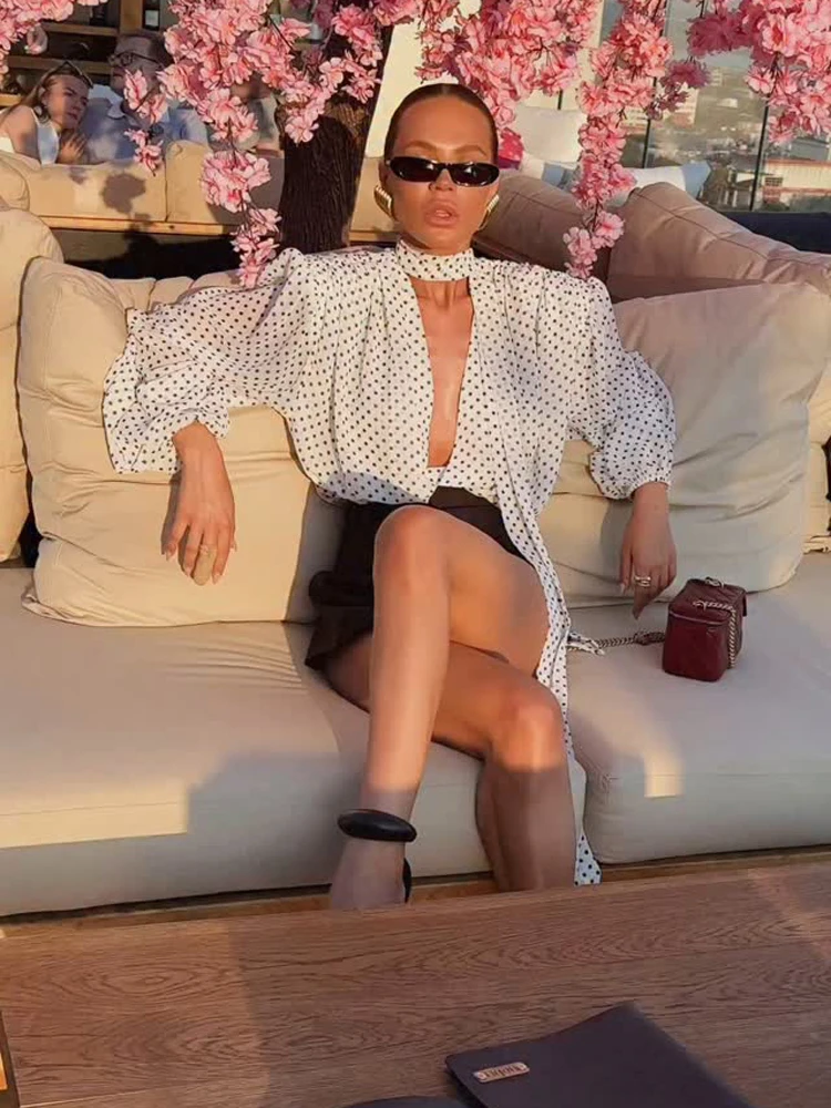 Женская блузка с воротником-шарфом в горошек, винтажная, с рукавами-фонариками, модный топ с глубоким V-образным вырезом, классическая элегантная универсальная рубашка 2026 года
Женская блузка с воротником-шарфом в горошек, винтажная, с рукавами-фонариками, модный топ с глубоким V-образным вырезом, классическая элегантная универсальная рубашка 2026 года