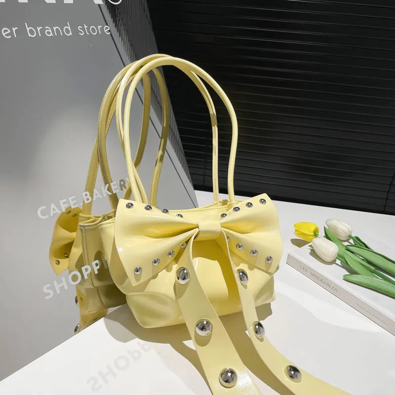 Новые женские сумки-тоут 2025 года: глянцевые, из искусственной кожи, с уникальным дизайном, заклепками и застежкой-пряжкой, стильные и изысканные.
Новые женские сумки-тоут 2025 года: глянцевые, из искусственной кожи, с уникальным дизайном, заклепками и застежкой-пряжкой, стильные и изысканные.