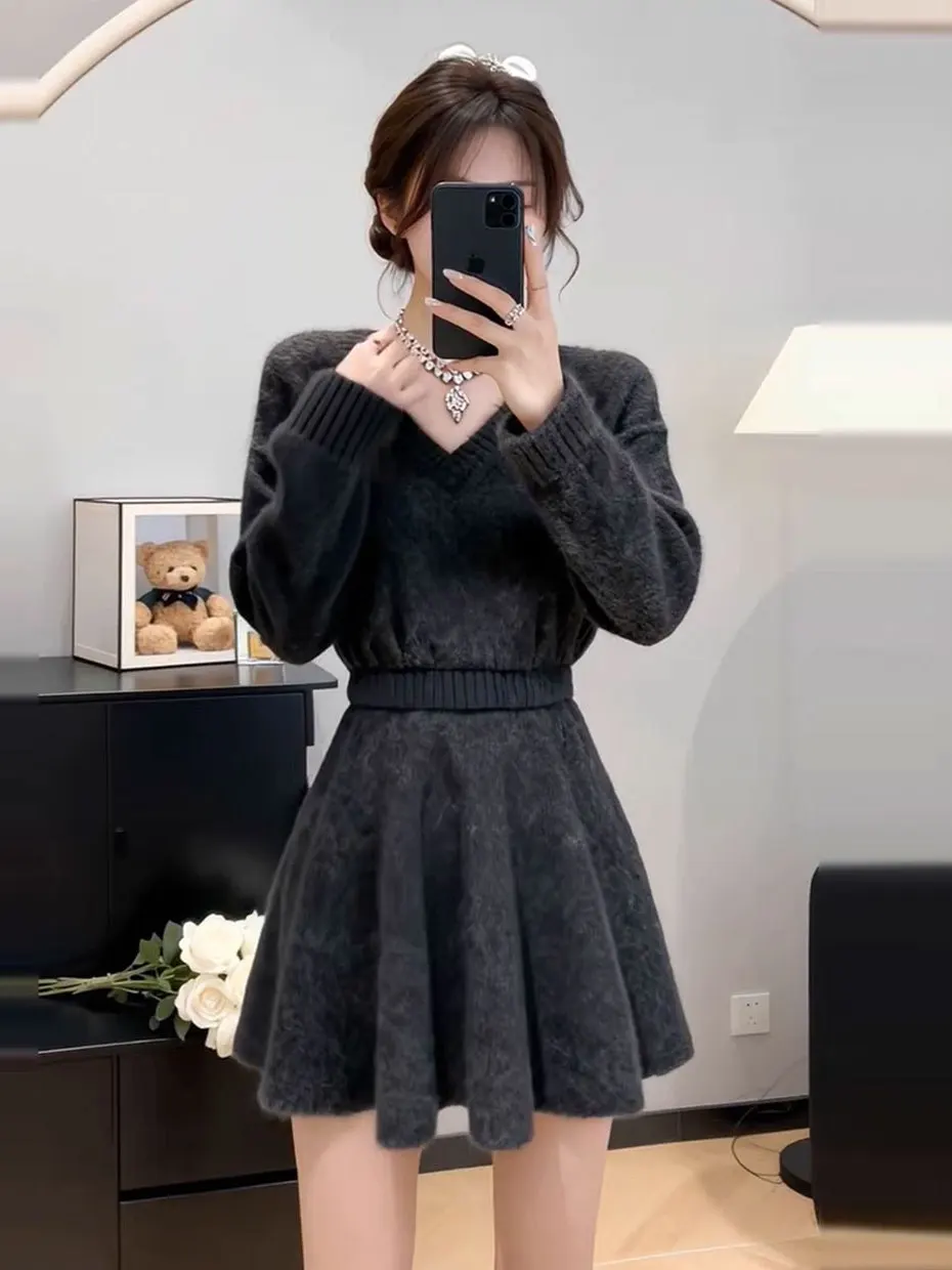 Elegant Grey V-Neck Sweater Dress Women's Autumn Winter Short A-Line Skirt Waist-Cinching Fashionable Casual French Style
Elegant Grey V-Neck Sweater Dress Women's Autumn Winter Short A-Line Skirt Waist-Cinching Fashionable Casual French Style