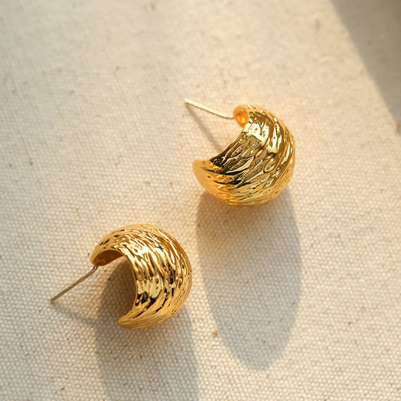 Vintage Copper Metal Texture Plicated C Shaped Earrings for Women Gold Plated Ms Fashion Elegant Jewelry New Gift
Vintage Copper Metal Texture Plicated C Shaped Earrings for Women Gold Plated Ms Fashion Elegant Jewelry New Gift