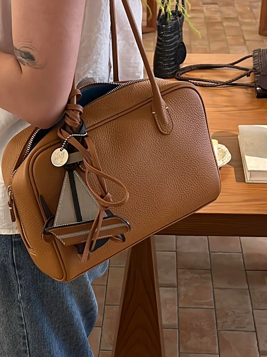 Large Capaci Boston Bag Tote Handbag Women's 2024 Early Autumn New Sle Handbag oulder Bag Square Bag Soft Handle Britis...
Large Capaci Boston Bag Tote Handbag Women's 2024 Early Autumn New Sle Handbag oulder Bag Square Bag Soft Handle Britis...