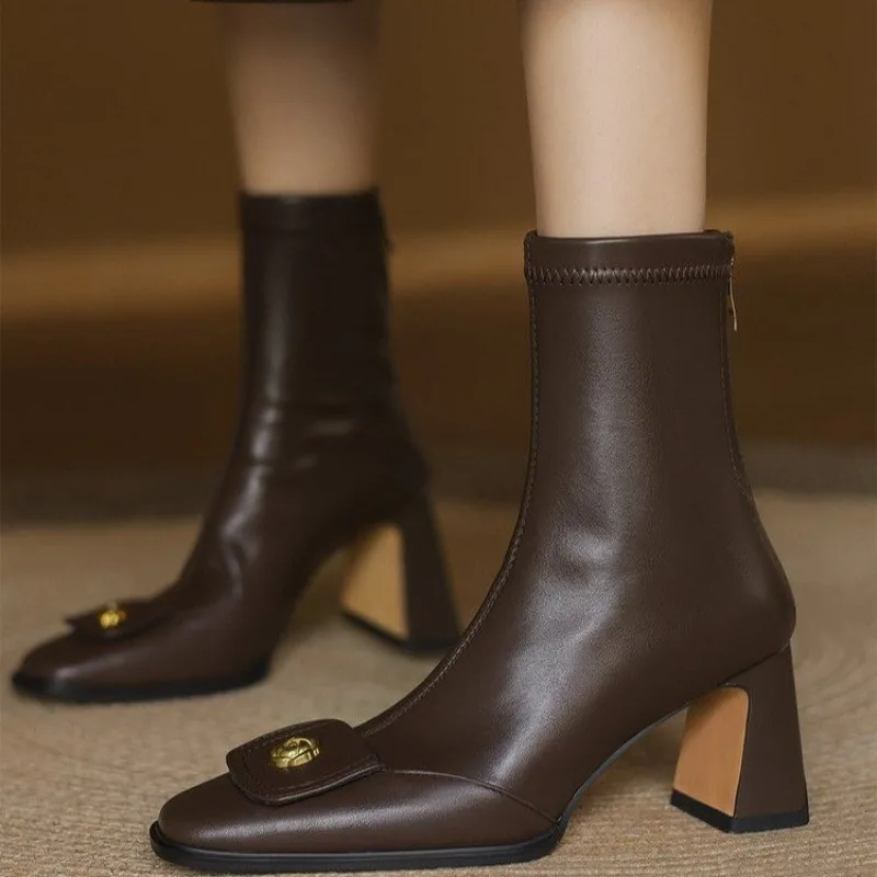 Эластичные узкие ботинки с камелией, маленькие ботинки в иностранном стиле, женские ботинки на блочном каблуке с квадратным носком
Эластичные узкие ботинки с камелией, маленькие ботинки в иностранном стиле, женские ботинки на блочном каблуке с квадратным носком