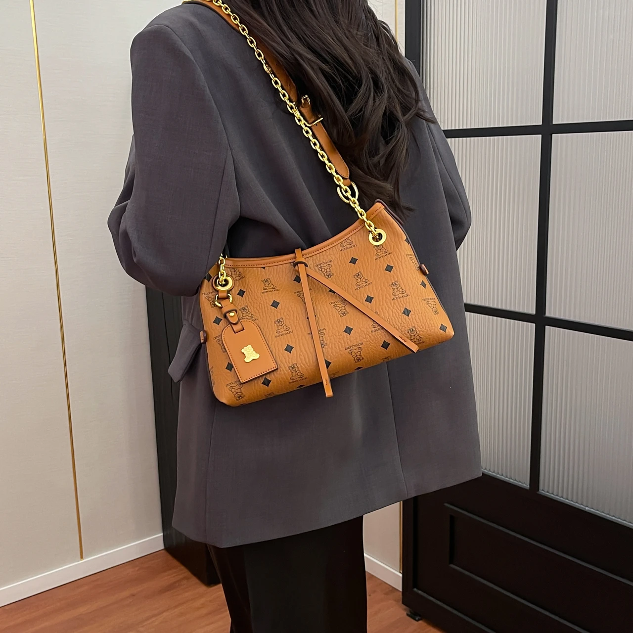 Eco-Friendly Vegan Leather Messenger Bag Women's Casual Crossbody Handbag Ladies Waterproof Lightweight Work Purse
Eco-Friendly Vegan Leather Messenger Bag Women's Casual Crossbody Handbag Ladies Waterproof Lightweight Work Purse