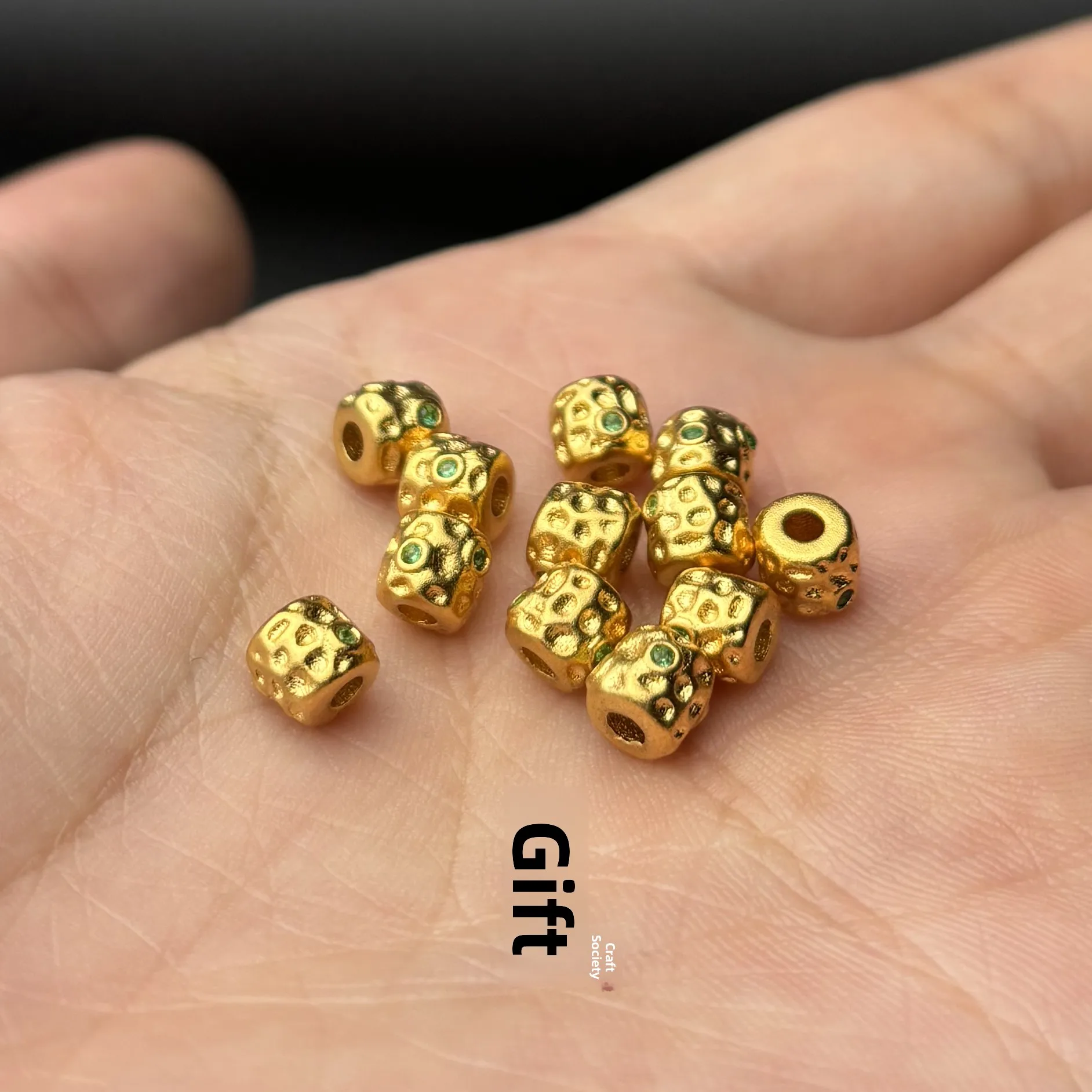 Браслет из серебра 925 пробы с позолотой 24K, с дисковыми бусинами, выполненными по старинной технологии, с узором «молоток», модные ювелирные изделия
Браслет из серебра 925 пробы с позолотой 24K, с дисковыми бусинами, выполненными по старинной технологии, с узором «молоток», модные ювелирные изделия
