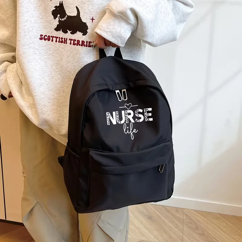 Этот вместительный, повседневный и универсальный рюкзак идеально подходит для школьного сезона. Он имеет простой, почерковый шрифт, используемый медсестрами.
Этот вместительный, повседневный и универсальный рюкзак идеально подходит для школьного сезона. Он имеет простой, почерковый шрифт, используемый медсестрами.