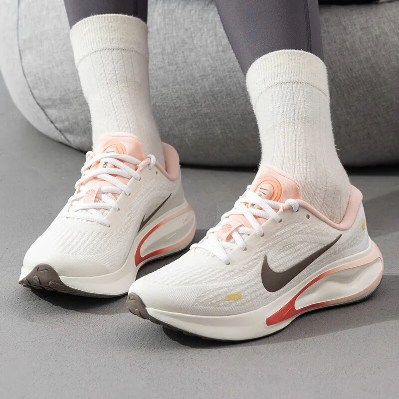 Женская обувь Nike, новинка весны 2021, легкие дышащие спортивные кроссовки Journey Run с мягкой подкладкой IB4663-121
Женская обувь Nike, новинка весны 2021, легкие дышащие спортивные кроссовки Journey Run с мягкой подкладкой IB4663-121
