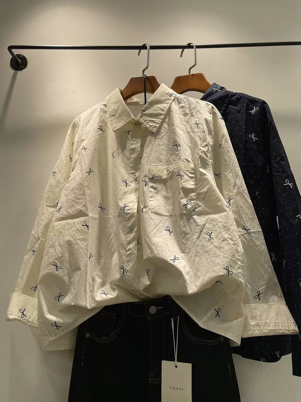 Весна 2026: Женская свободная блузка с длинным рукавом в корейском стиле, с принтом в виде узлов, на одной пуговице, с воротником, модная хлопковая блузка для женщин
Весна 2026: Женская свободная блузка с длинным рукавом в корейском стиле, с принтом в виде узлов, на одной пуговице, с воротником, модная хлопковая блузка для женщин