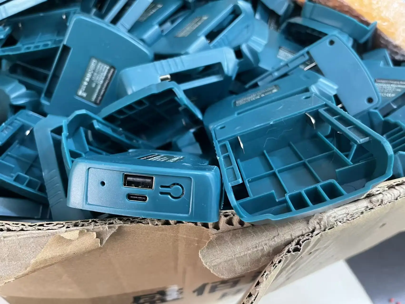 Adapter for Makita 40V XGT MAX Li-ion Battery Indoor and Outdoor Use with USB TYPE-C Cordless Mobile Power Bank(NO Battery )
Adapter for Makita 40V XGT MAX Li-ion Battery Indoor and Outdoor Use with USB TYPE-C Cordless Mobile Power Bank(NO Battery )