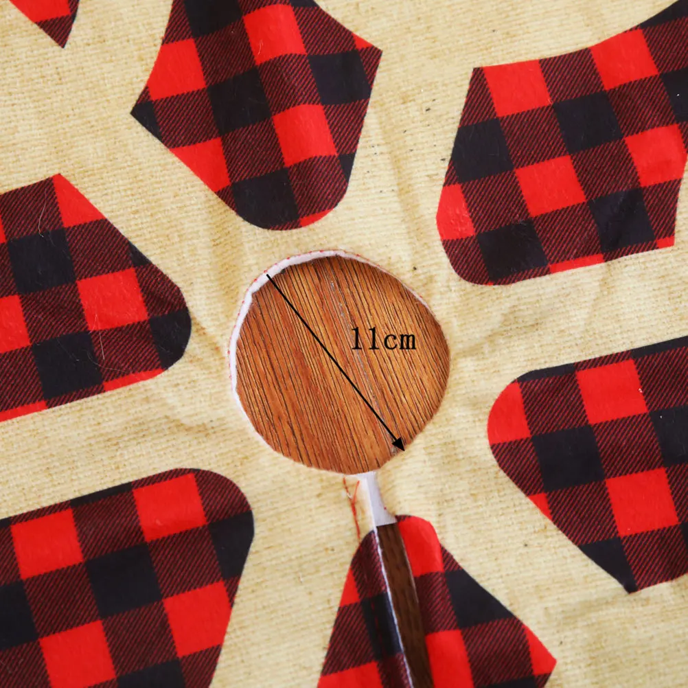 90Cm Christmas Tree Skirt Festive Red Checkered Snowflake Pattern Round Tree Apron for Holiday Decor Indoor Event Use
90Cm Christmas Tree Skirt Festive Red Checkered Snowflake Pattern Round Tree Apron for Holiday Decor Indoor Event Use