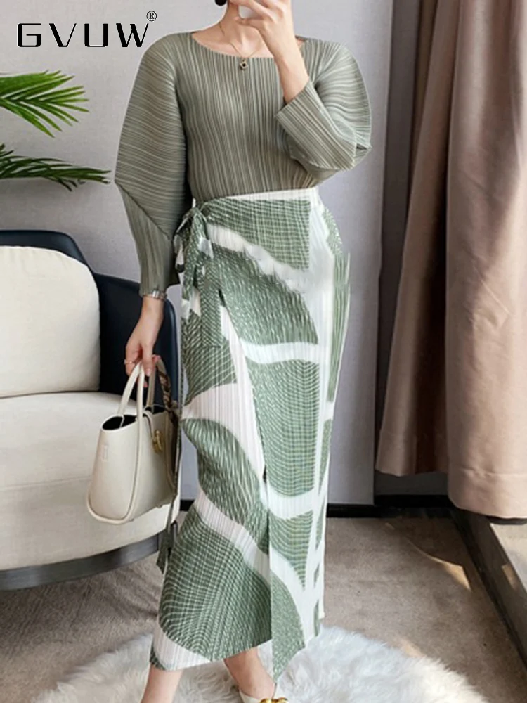 GVUW Fashion Pleated Two Pieces Set Women Solid Color Round Neck Top Elastic Waist Printing Skirt 2023 Spring New Female 17J0130
GVUW Fashion Pleated Two Pieces Set Women Solid Color Round Neck Top Elastic Waist Printing Skirt 2023 Spring New Female 17J0130