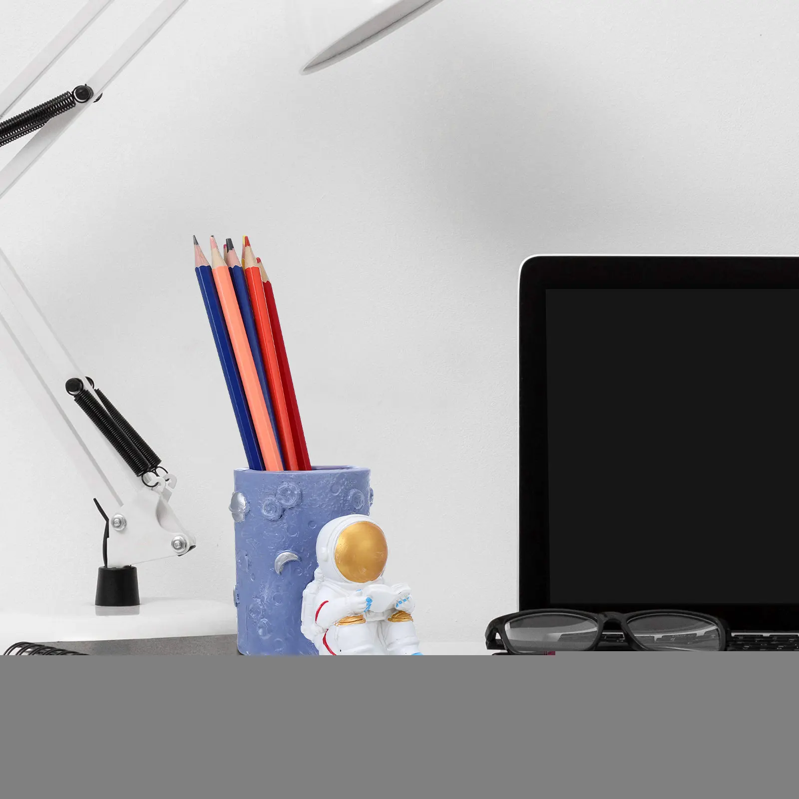Astronaut Pen Holder Novelty Desk Organizer Cute Accessories Figure Toy Pencil Holders for Work
Astronaut Pen Holder Novelty Desk Organizer Cute Accessories Figure Toy Pencil Holders for Work