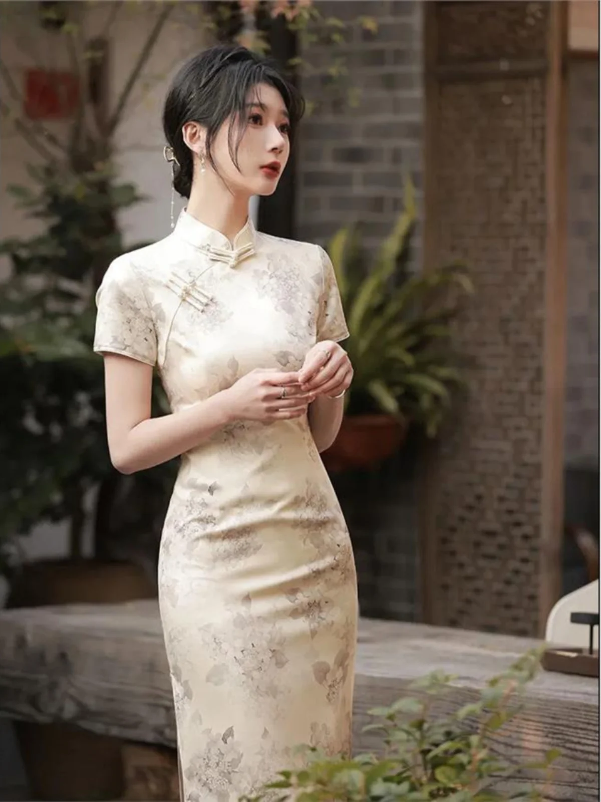 Elegant Short Sleeve Embroidered Qipao Dress Chinese Style Long Middle Length Women's Dress Atmosphere Flag Dress for Banquet
Elegant Short Sleeve Embroidered Qipao Dress Chinese Style Long Middle Length Women's Dress Atmosphere Flag Dress for Banquet