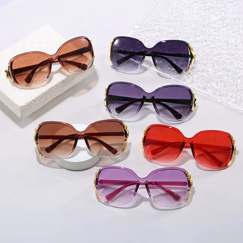 Women's Camellia Decor Oversized Gradient Sunglasses UV400 Fashion Shades for Middle-aged Ladies
Women's Camellia Decor Oversized Gradient Sunglasses UV400 Fashion Shades for Middle-aged Ladies