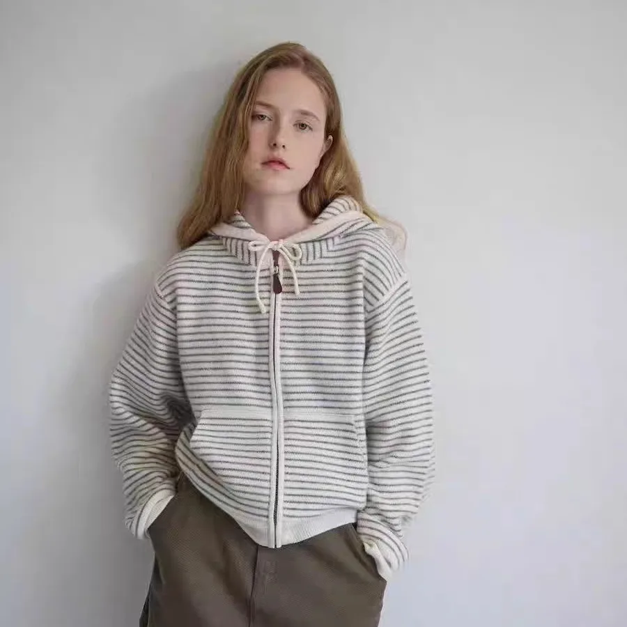 Габриэль антивозрастной вязаный открытый кардиган на молнии с капюшоном для колледжа, свободный полосатый свитер Jaet, женский корейский модный
Габриэль антивозрастной вязаный открытый кардиган на молнии с капюшоном для колледжа, свободный полосатый свитер Jaet, женский корейский модный