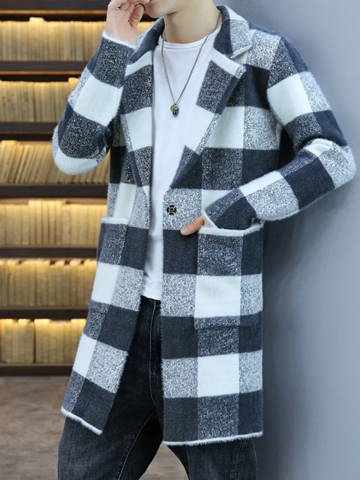 Осень-зима мужской вязаный свитер пальто средней длины из тонкой норки бархатный клетчатый вязаный кардиган костюм пальто с воротником модное молодежное
Осень-зима мужской вязаный свитер пальто средней длины из тонкой норки бархатный клетчатый вязаный кардиган костюм пальто с воротником модное молодежное