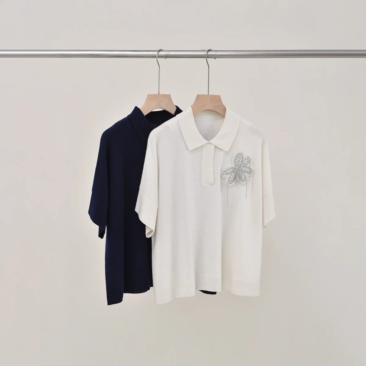 Autumn 2024 Women 100% Cashmere Sweater Bead Chain Embroidery Turn-down Collar Short Sleeve Elegant Knitted Pullover
Autumn 2024 Women 100% Cashmere Sweater Bead Chain Embroidery Turn-down Collar Short Sleeve Elegant Knitted Pullover