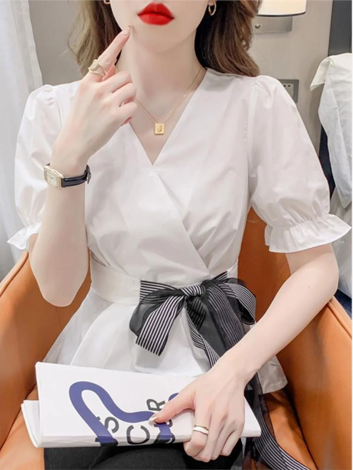 Модный топ с узлом и коротким рукавом для женщин, летняя одежда 2024, новинка в корейском стиле, с эффектом утяжки талии, антивозрастной эффект, дизайн.
Модный топ с узлом и коротким рукавом для женщин, летняя одежда 2024, новинка в корейском стиле, с эффектом утяжки талии, антивозрастной эффект, дизайн.