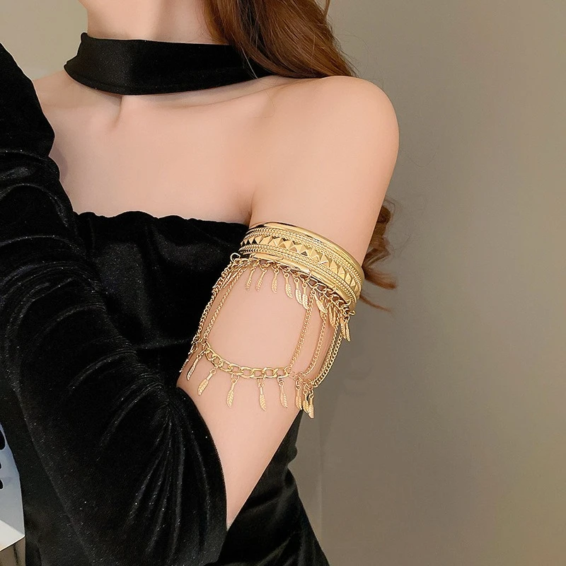 1Pc Golden Exotic Feather Armband with metal chains and tassels, luxury stylish design for daily wear and cosplay
1Pc Golden Exotic Feather Armband with metal chains and tassels, luxury stylish design for daily wear and cosplay