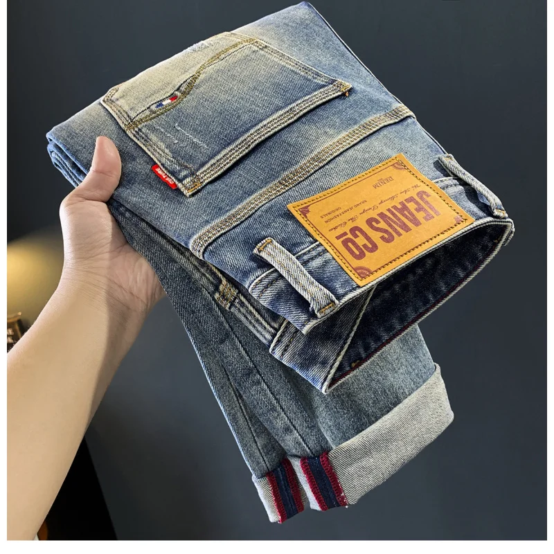 Мужские потертые джинсы в стиле ретро осень 2023 года, модная уличная мода, эластичные повседневные элитные мужские брюки
Мужские потертые джинсы в стиле ретро осень 2023 года, модная уличная мода, эластичные повседневные элитные мужские брюки