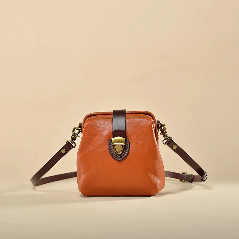 Top Layer Cowhide Women's Crossbody Bag Vintage Classic Doctor's Bag Stylish Compact Pouch for Fashionable Women
Top Layer Cowhide Women's Crossbody Bag Vintage Classic Doctor's Bag Stylish Compact Pouch for Fashionable Women